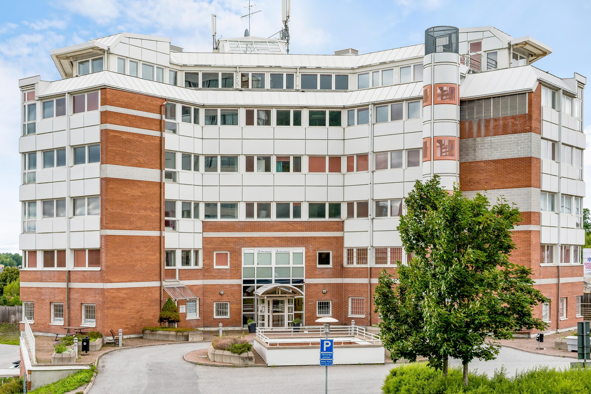 Lager/industri med kontorslokal i Vårby – Botkyrkavägen 4 bild 1